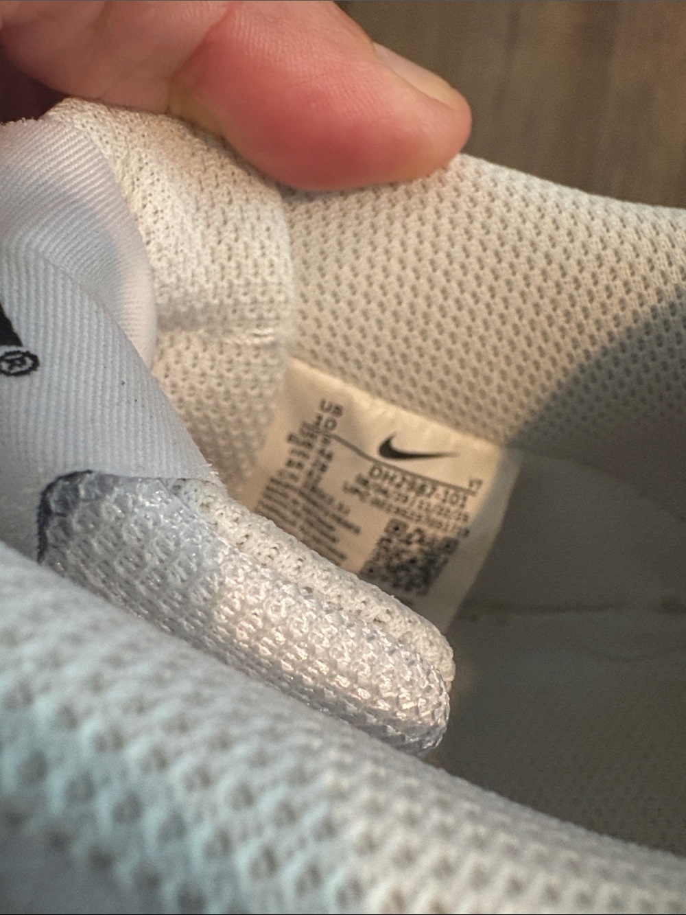 Nike White Low-Top Sneakers with Black Swoosh - Picture 4 of 5